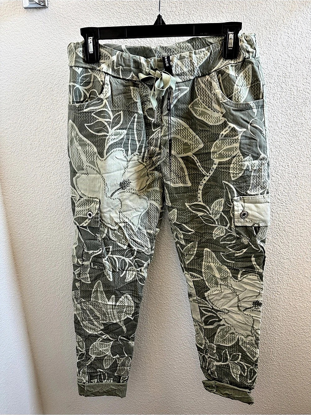 NWT Venti6 Zig Zag Army Green Cargo Crinkle Jogger.